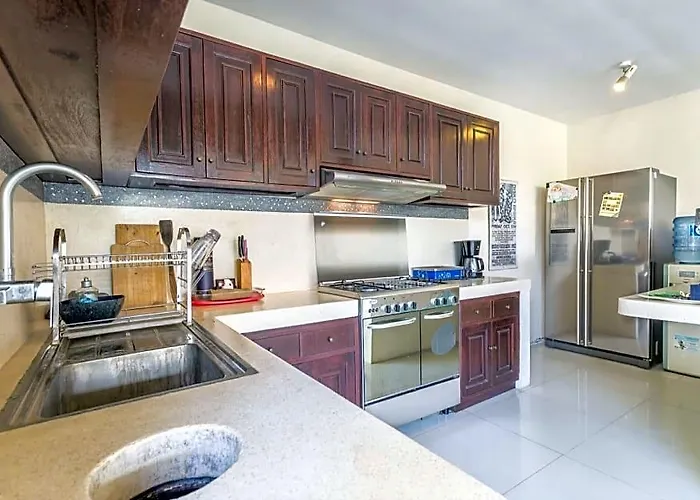 ホテル Mahayana 3br -7min Access & 10min To Canggu バリ島